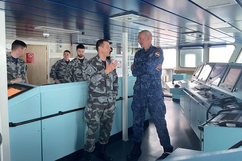 Warnaar praat met de commandant van het Ierse Marineschip LÉ William Butler Yeats.