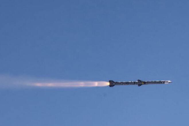 Raket vliegt door de lucht.