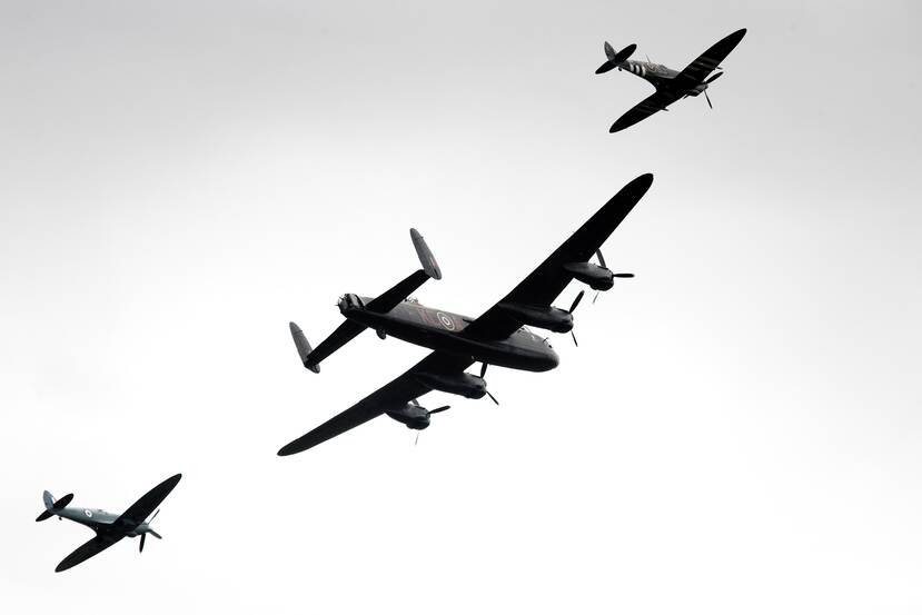 Zwart-wit foto van 3 vliegende Britse bommenwerpers uit de Tweede Wereldoorlog