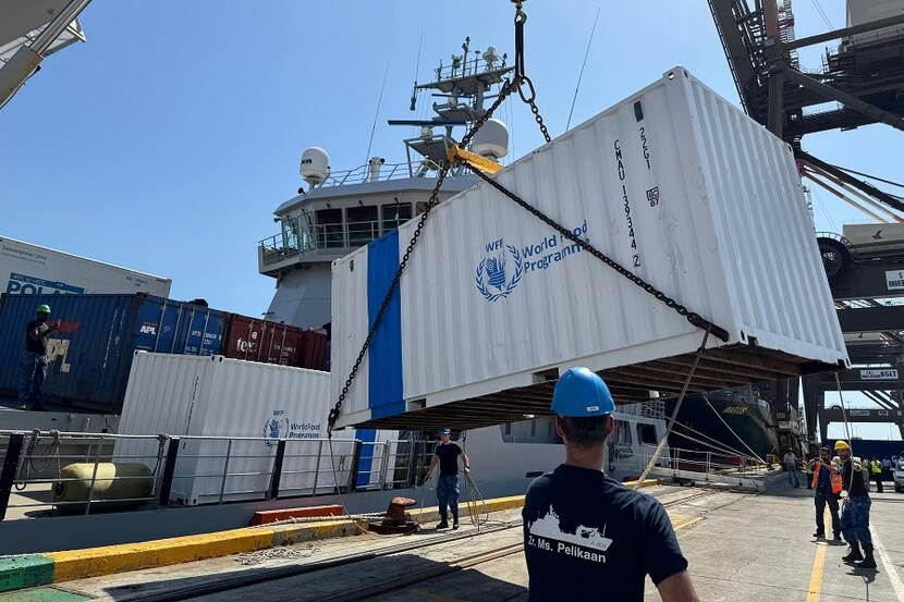 Een container wordt vanaf de Pelikaan gelost op de kade in Kingston Jamaica