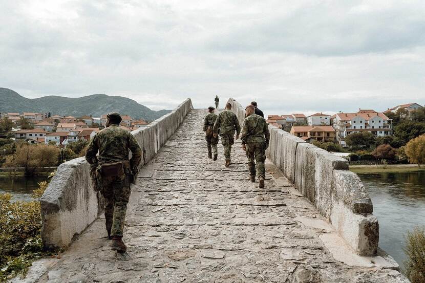 Infanteristen lopen over een brug in Bosnië en Herzegovina