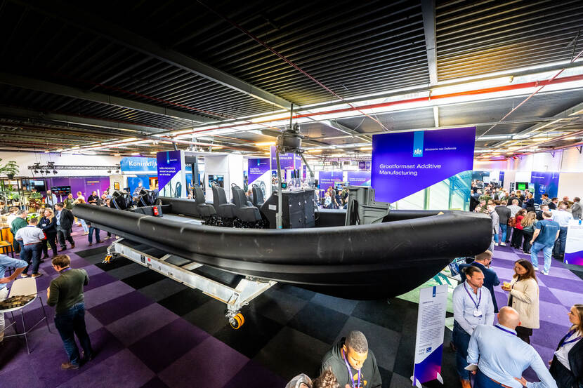 Een 3D-geprint vaartuig op de beursvloer.