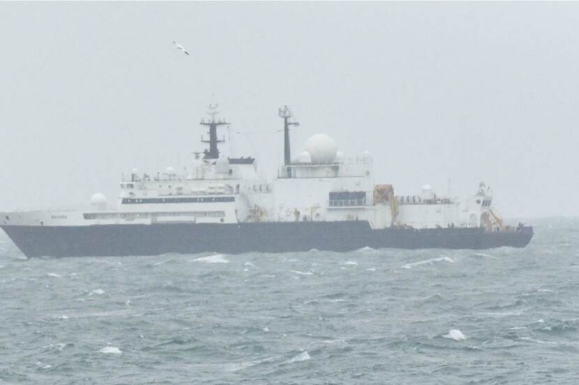 Russisch onderzoeksschip op zee.