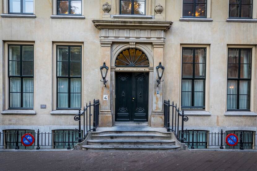 Voordeur van ministerie van Defensie.