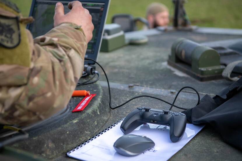 bedienen van een drone.