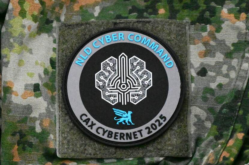Insigne van CAX Cybernet 2025 op legeruniform.