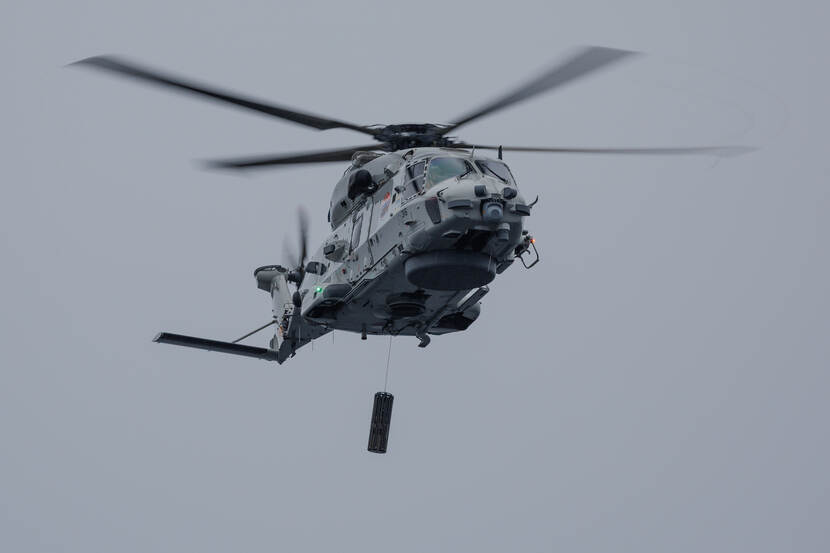 Nederlandse NH90 helikopter met daaronder de Long-Range Active Sonar.