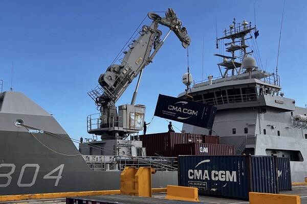 Zr.Ms. Pelikaan wordt aan de kade van Kingston Jamaica uitgeladen