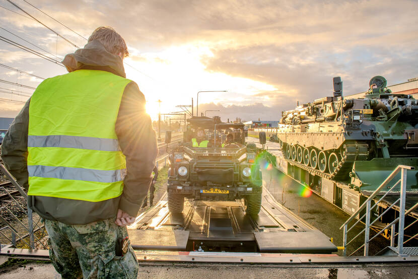 Een medewerker aan het werk bij het spoor.