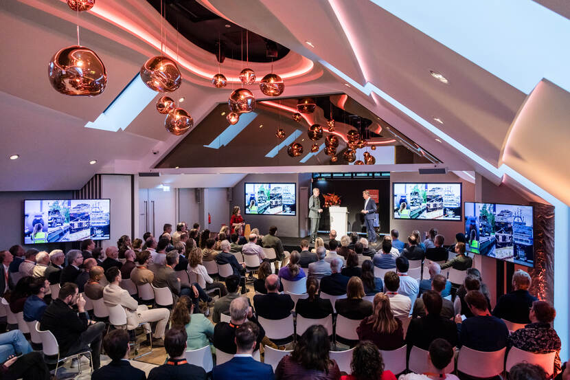 Het publiek in de zaal van boven gezien.