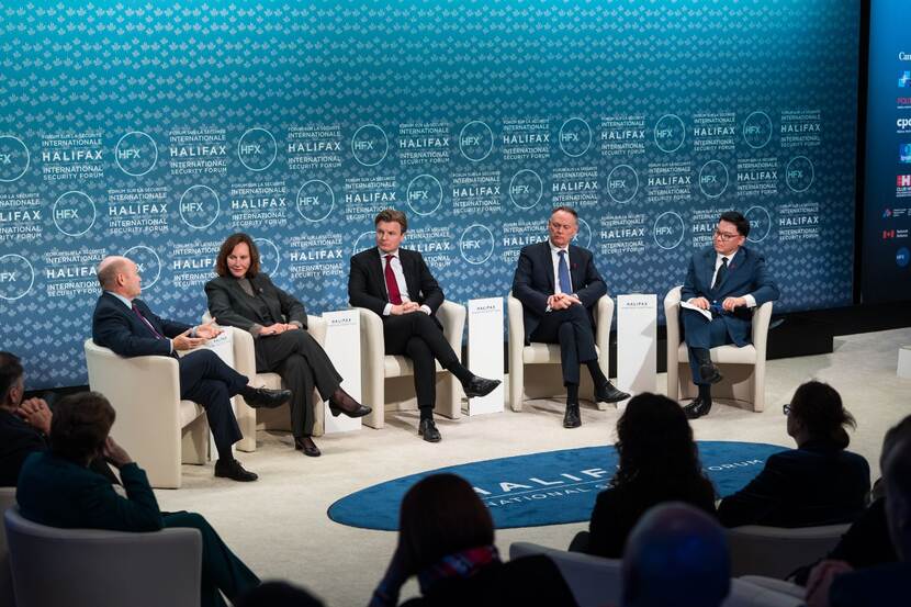 Minister Brekelmans zit aan tafel met enkele collega's tijdens Halifax.