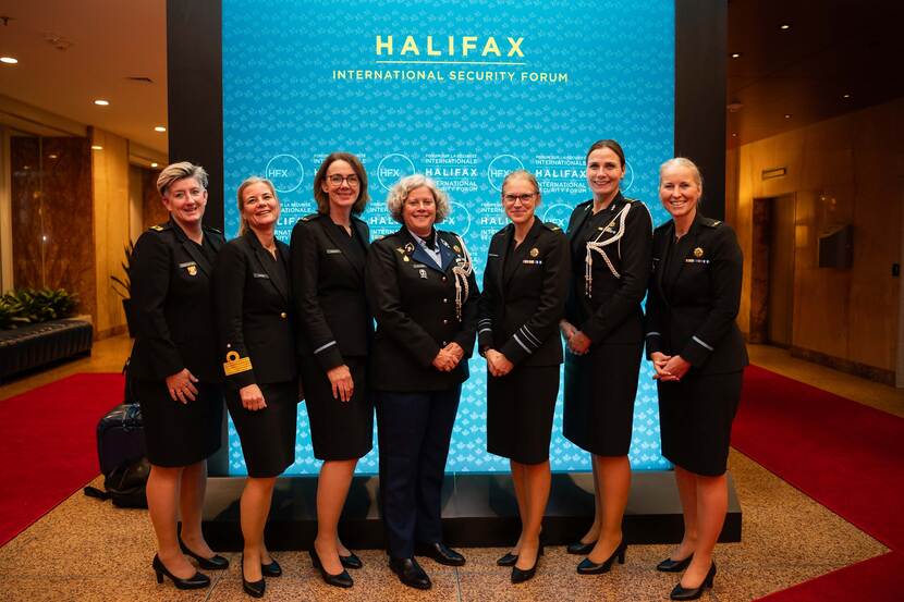 7- koppige Nederlandse vrouwelijke delegatie voor het onderdeel Peace With Women Fellowship in Canada.