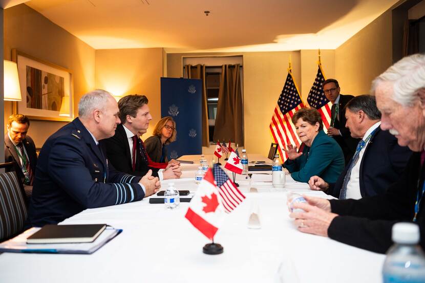 Minister Brekelmans en de Commandant der Strijdkrachten generaal Eichelsheim zitten met anderen aan tafel tijdens Halifax in Canada.