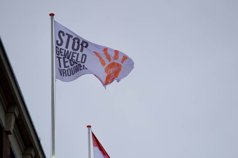 De vlag van de campagne wappert boven het defensiegebouw aan de Kalvermarkt in Den Haag.