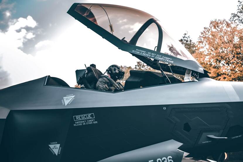 F-35 straaljager staat open en er zit een vlieger in met zwarte helm op.