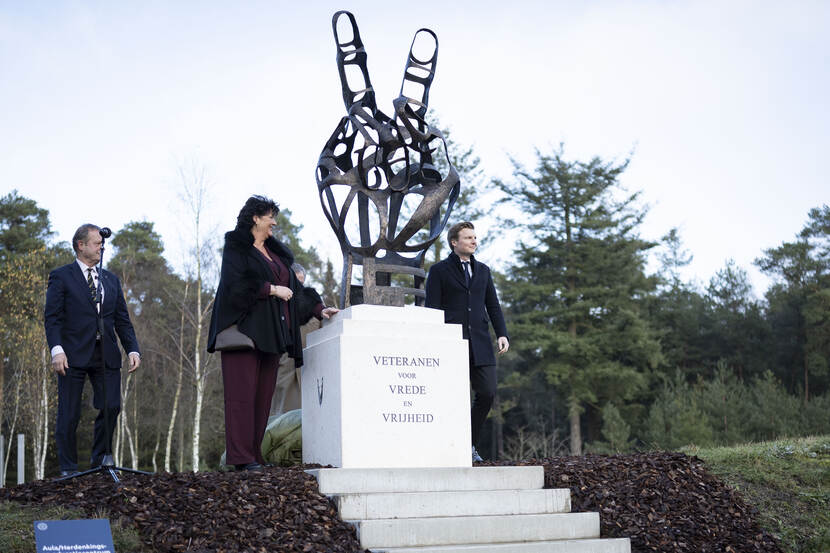 Minister Brekelmans en een onbekende vrouw onthullen het Nationale Veteranenmonument.