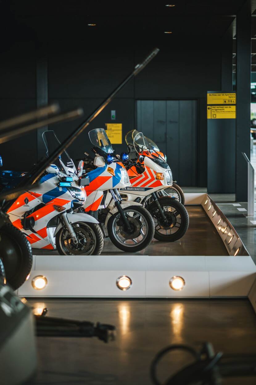 Motoren van de marechaussee op een rij in het museum.