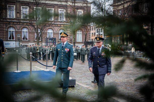 Commandant der Strijdkrachten generaal Onno Eichelsheim en zijn Libanese ambtgenoot luitenant-generaal Rodolphe Haykal lopen over het Plein in Den Haag.