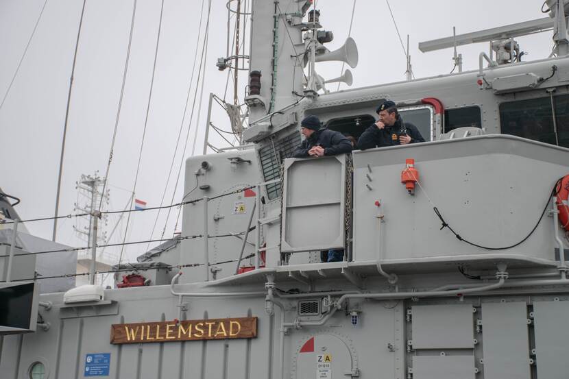 Deel van zijde marineschip met naambord Zr.Ms. Willemstad.