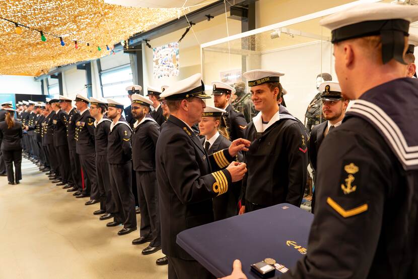 Militairen marine staan opgelijnd voor ontvangst medaille.