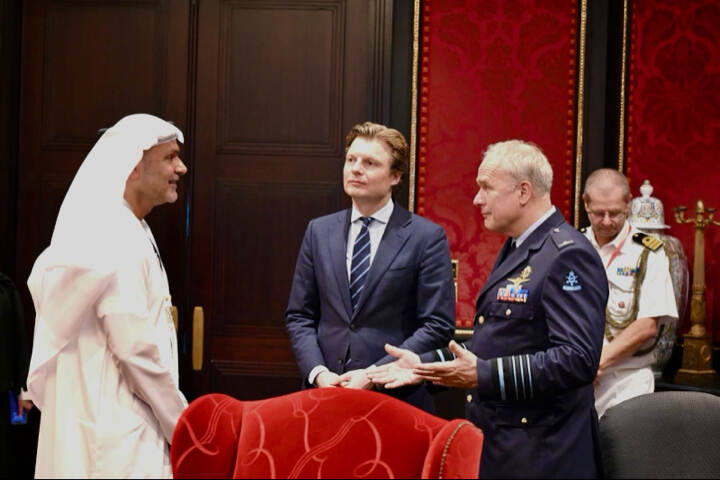 Brekelmans en CDS in gesprek met Arabische man.