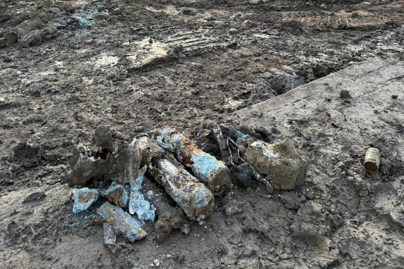 Verweerde stukken opgegraven materiaal.