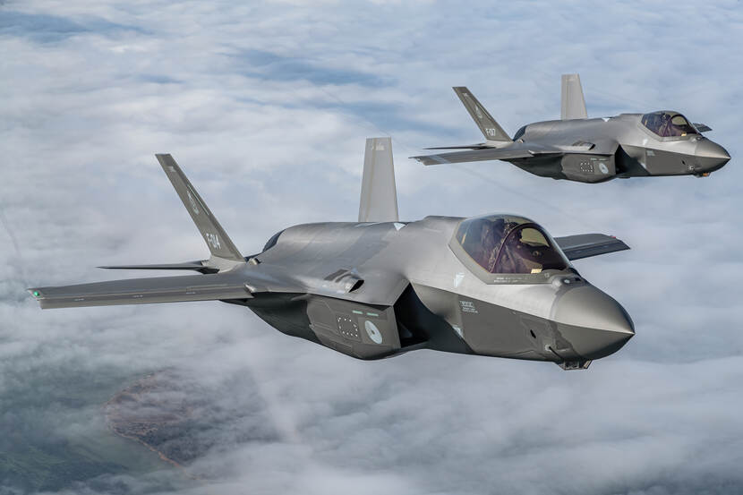Twee vliegende F-35's.