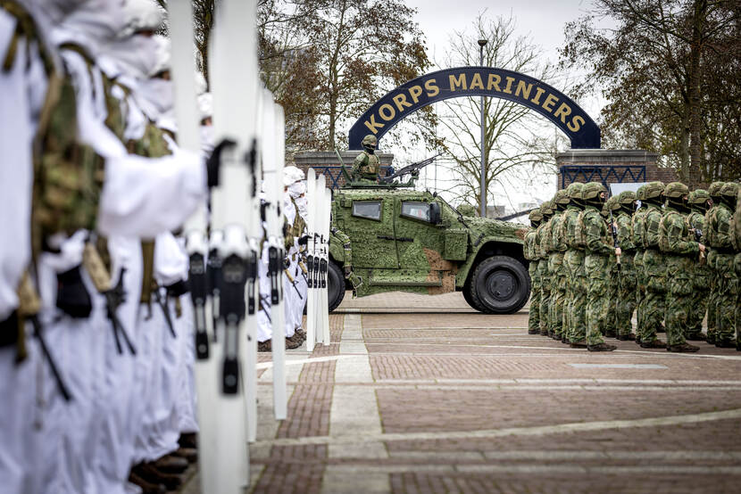 Groep mariniers in de houding voor toegangsboog.