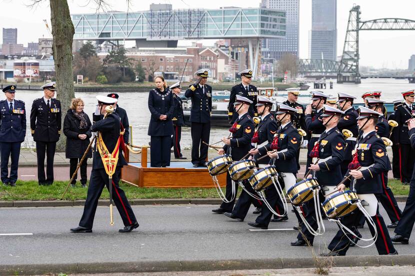 Militaire band loopt langs hoogwaardigheidsbekleders.