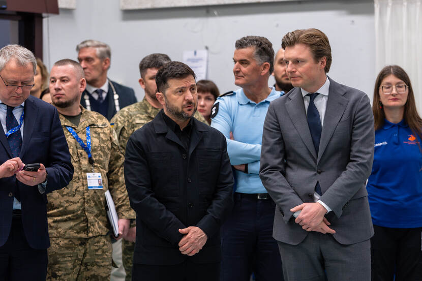President Zelensky staat naast demissionair minister Ruben Brekelmans.