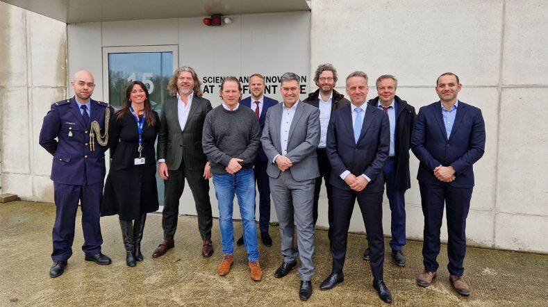 Groepsfoto van het werkbezoek op TNO locatie Ypenburg in Den Haag.