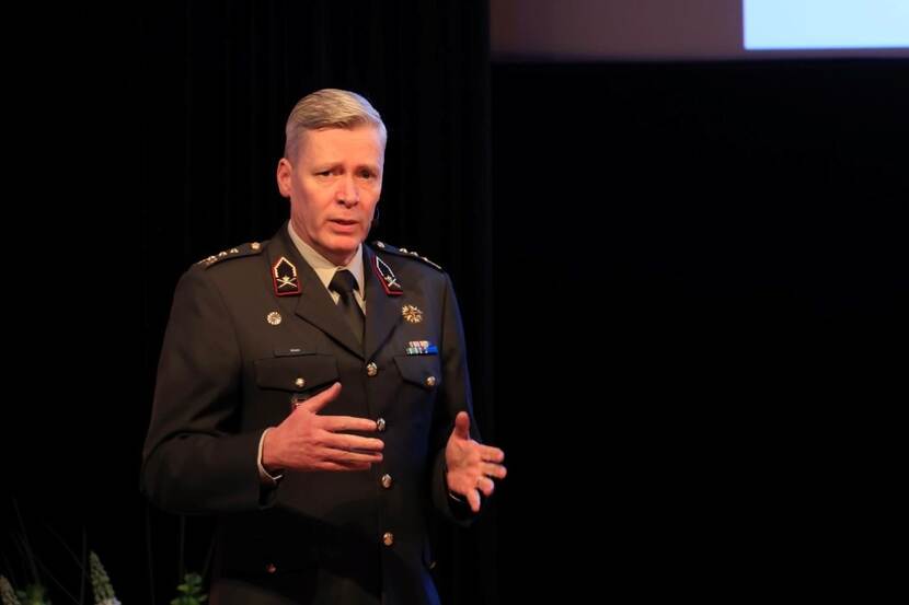 Close-up van luitenant-generaal Jan-Willem Maas, commandant van het Defensie Ondersteuningscommando, waarbi hij met zijn handen gebaart.