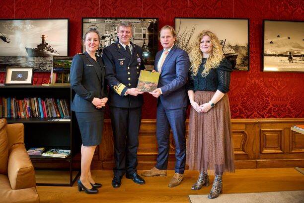 De IGK overhandigt het rapport aan staatssecretaris Tuinman.