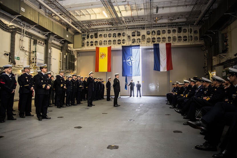 Nederlandse en Spaanse mariniers staan in de hangaar van Zr.Ms. Johan de Witt in Den Helder.