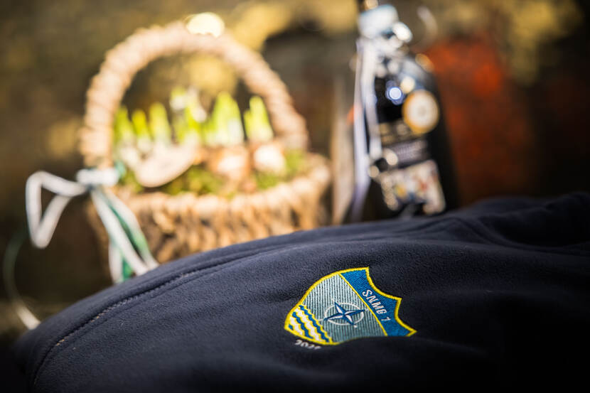 Het embleem van SNMG1 op het uniform van een marinier.