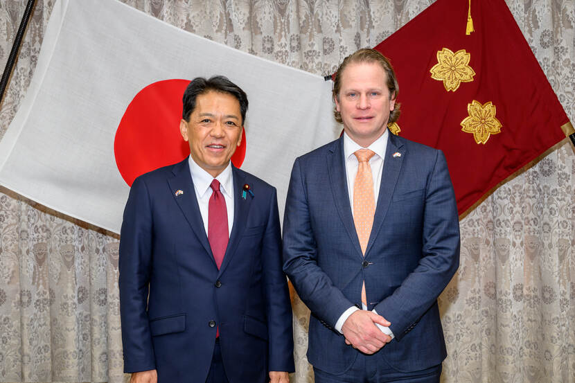 De staatssecretaris staat naast de Japanse defensieminister Masahisa Miyazaki.