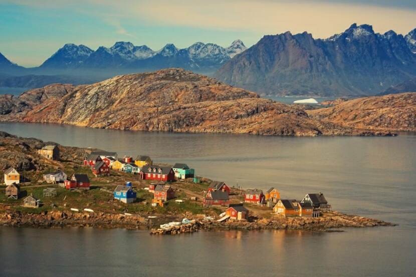 Het gehucht Kulusuk, gelegen aan de Groenlandse kust