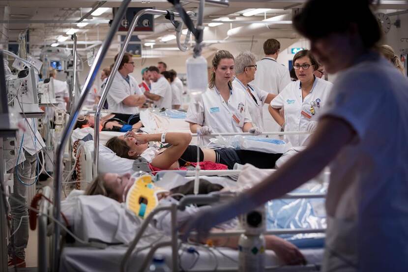 Een aantal bedden met acterende slachtoffers op een rij tijdens een oefening in het Calamiteitenhospitaal