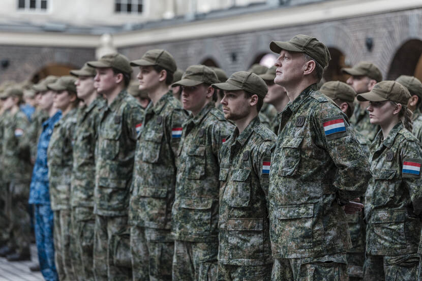 106 geslaagde deelnemers aan de Nationale weerbaarheidstraining.