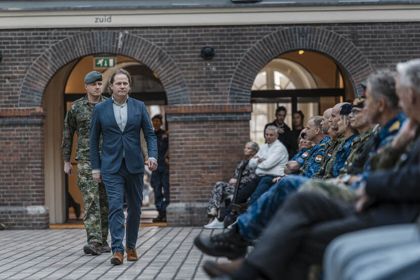 Tuinman komt de eerste lichting die de Nationale Weerbaarheidstraining volbracht toespreken.