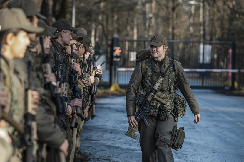 Prinses Amalia loopt langs een rij militairen.