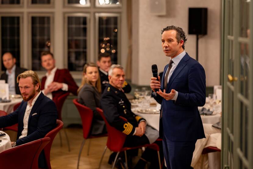 Bijzonder hoogleraar Krijgswetenschappen Martijn Kitzen houdt een toespraak.