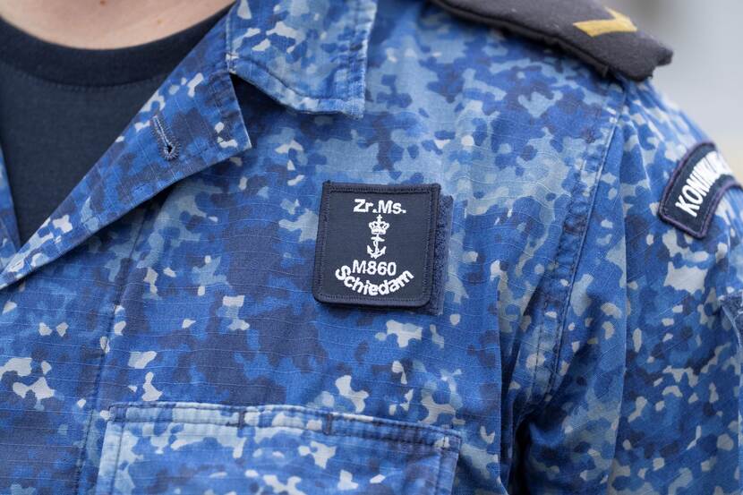 Het embleem van Zr.Ms. Schiedam op een uniform.