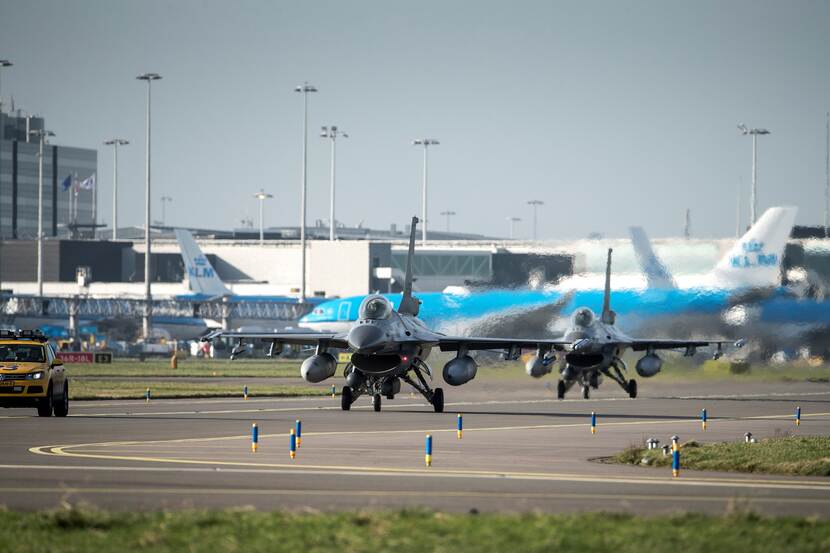 F-35 staat aan de grond op Schiphol. Erachter een blauw KLM-toestel.