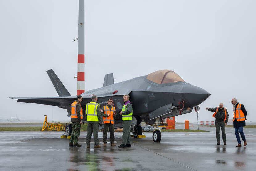De koning en anderen staan voor een F-35.