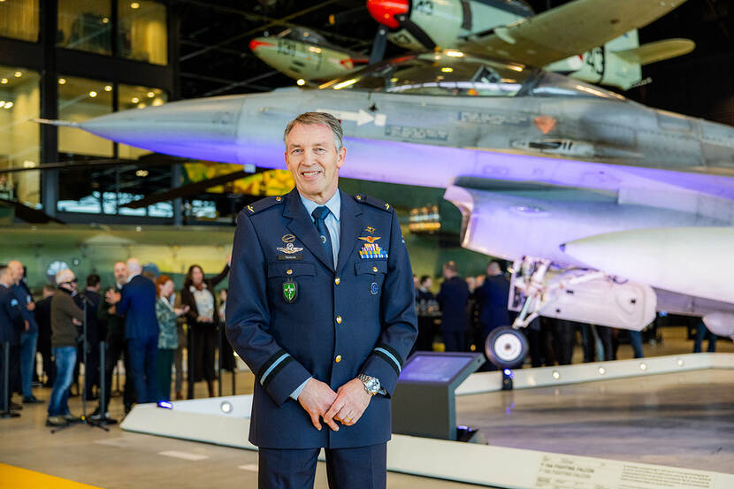 Commodore-vlieger Peter Tankink bij de F-16 MiG-killer.