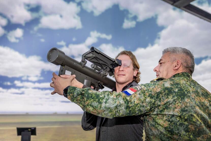 De staatssecretaris kijkt door een luchtafweersysteem.