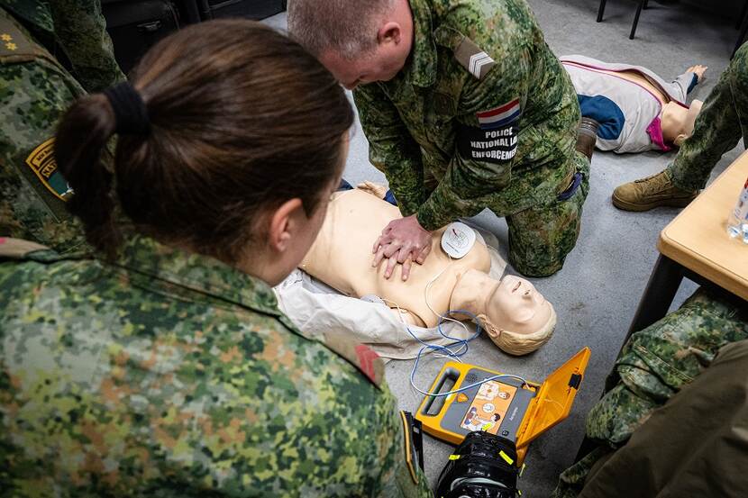 Militairen oefenen op een pop de reanimatie