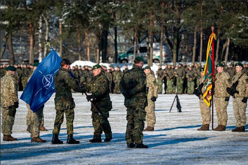 Overdracht van de NAVO-vlag in Kaunas, Litouwen
