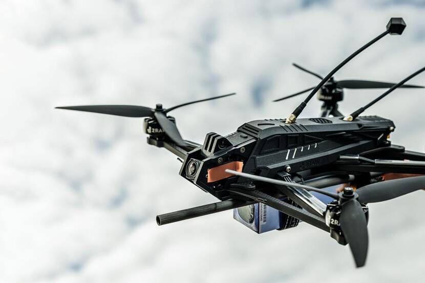 Achiefbeeld van een maritieme drone in de lucht.